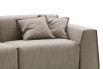 Cuscini quadrati per divano Parker nel modello con profili a contrasto.