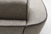 Dettaglio del bracciolo sagomato visto dalla parte posteriore del divano