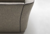 Dettaglio dello schienale del divano con profilo bordato