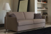 Stan è un divano letto con braccioli sottili curvati, disponibile nei modelli poltrona, divano 2 posti e 3 posti, anche in versione maxi.