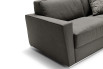 Dettaglio del divano con barra cromata