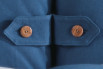 Particolare dei due bottoni centrali in legno dei cuscini di testiera