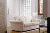 Klassisches Sofa mit zur Rolle geformten Armlehnen und dekorativen Schleifen.