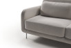 Dettaglio di un divano letto con piedino cilindrico 