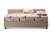 Les pieds du lit Antigua sont disponibles dans les versions en bois verni naturel, wengé ou laqué dans les nuances RAL